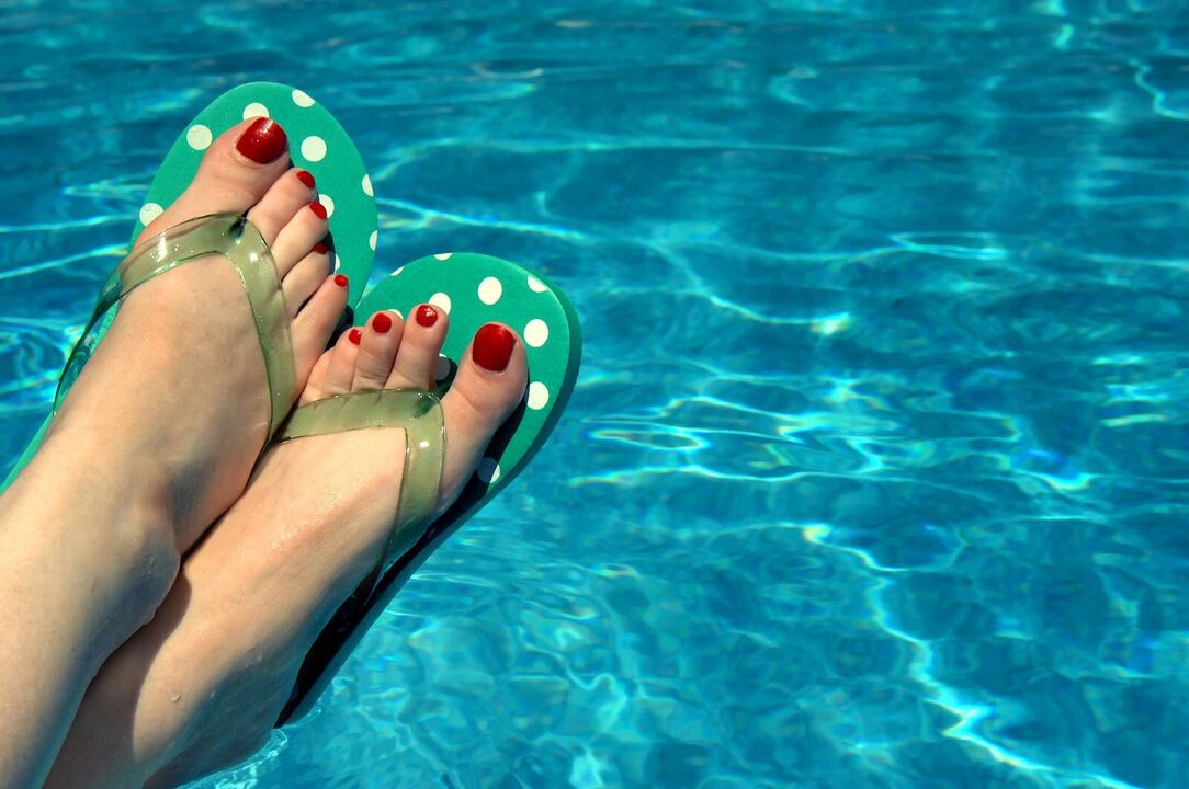 Indossare scarpe in piscina per prevenire i funghi