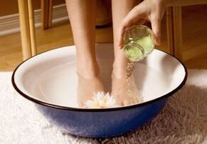 Per le persone affette da funghi alle unghie dei piedi è utile fare bagni con aceto e sale. 