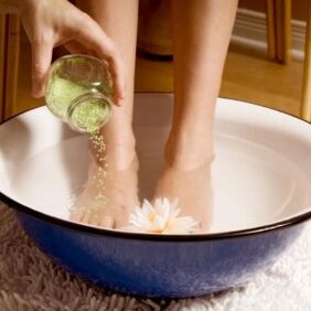 Durante il trattamento antimicotico è necessario lavarsi spesso i piedi. 