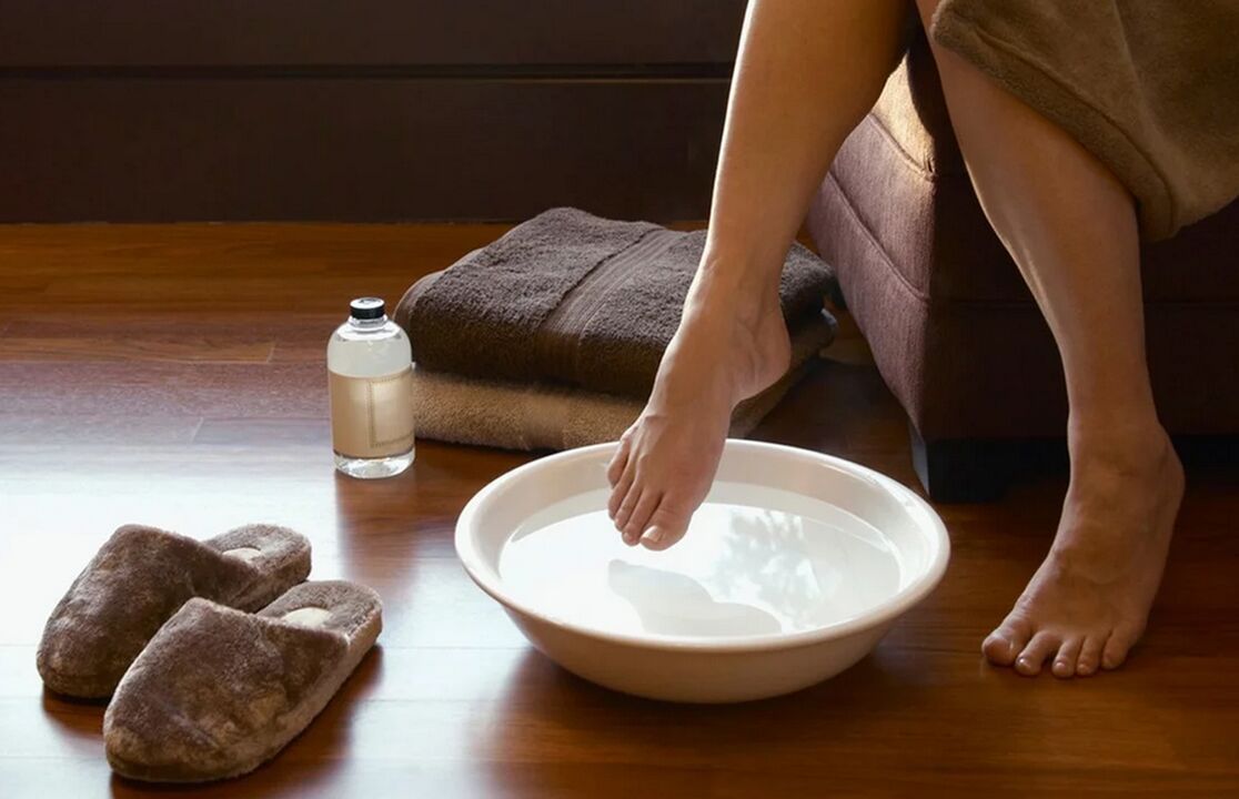 Bagno con aceto per curare il fungo delle unghie