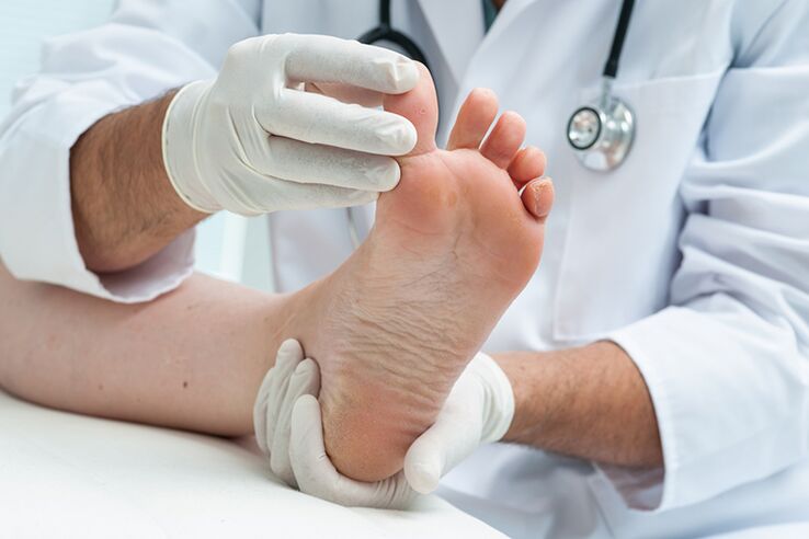 Il dermatologo esamina le gambe del paziente